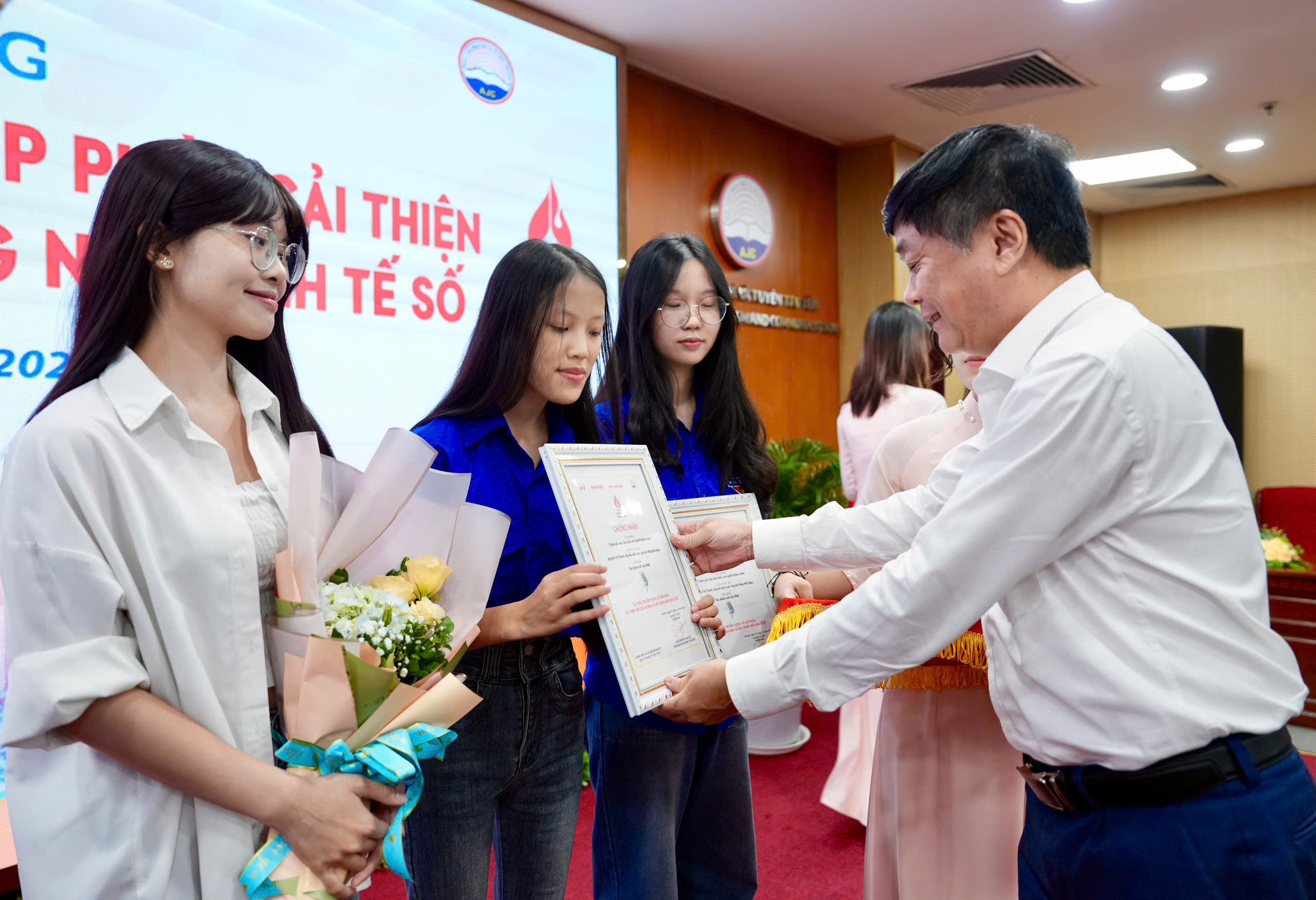 Tìm giải pháp để truyền thông số hướng tới đảm bảo an sinh của lao động - Ảnh 2.