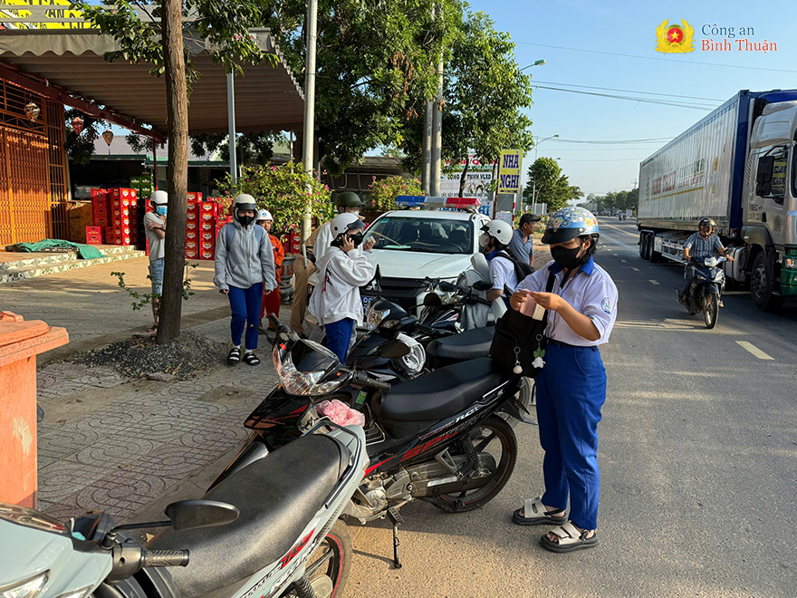 Công an tỉnh Bình Thuận mở đợt cao điểm bảo đảm trật tự, an toàn giao thông cho lứa tuổi học sinh - Ảnh 2.