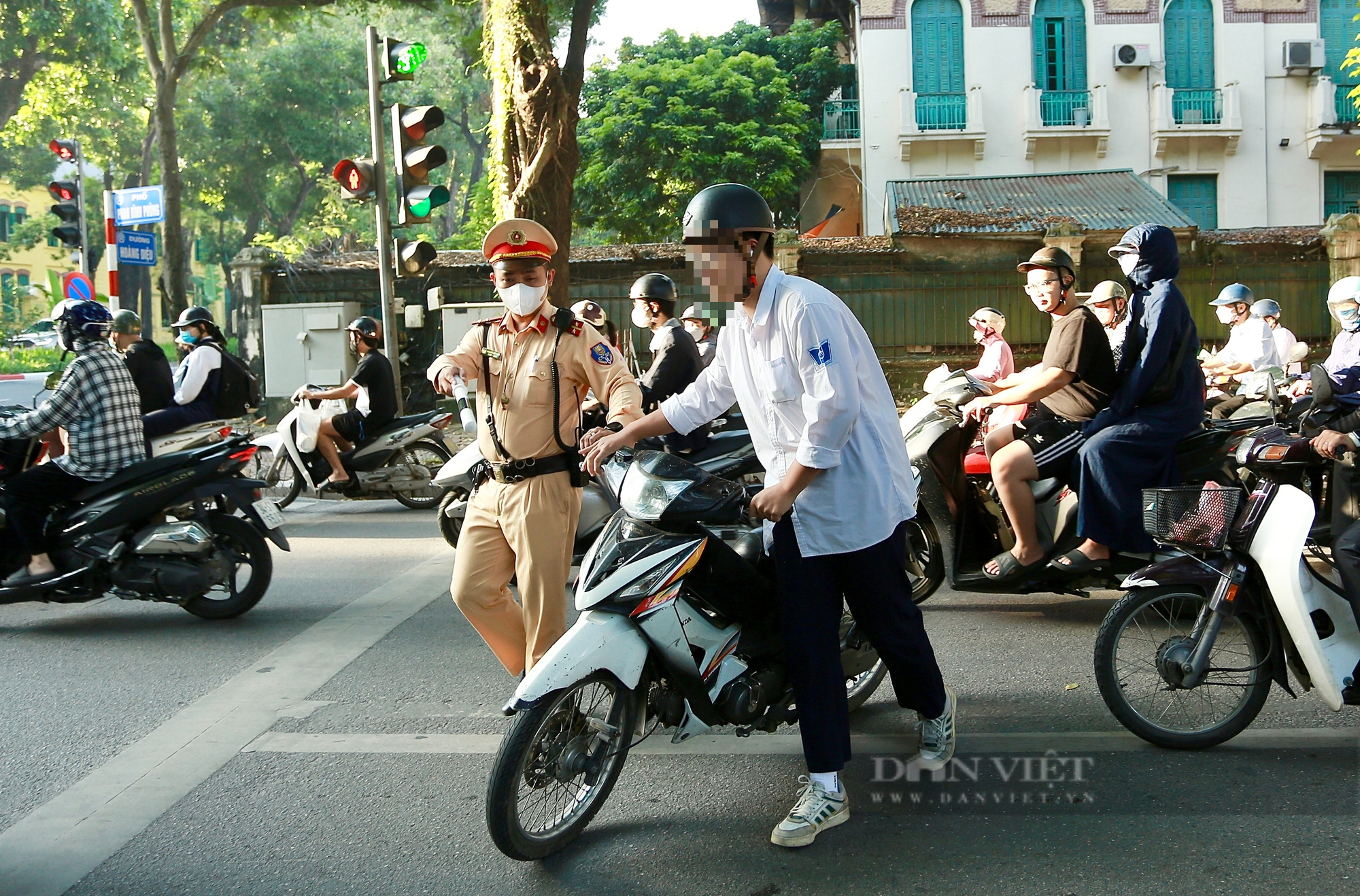 Đưa con đi học không đội mũ bảo hiểm, cả phụ huynh và học sinh bị công an Hà Nội xử phạt - Ảnh 5.