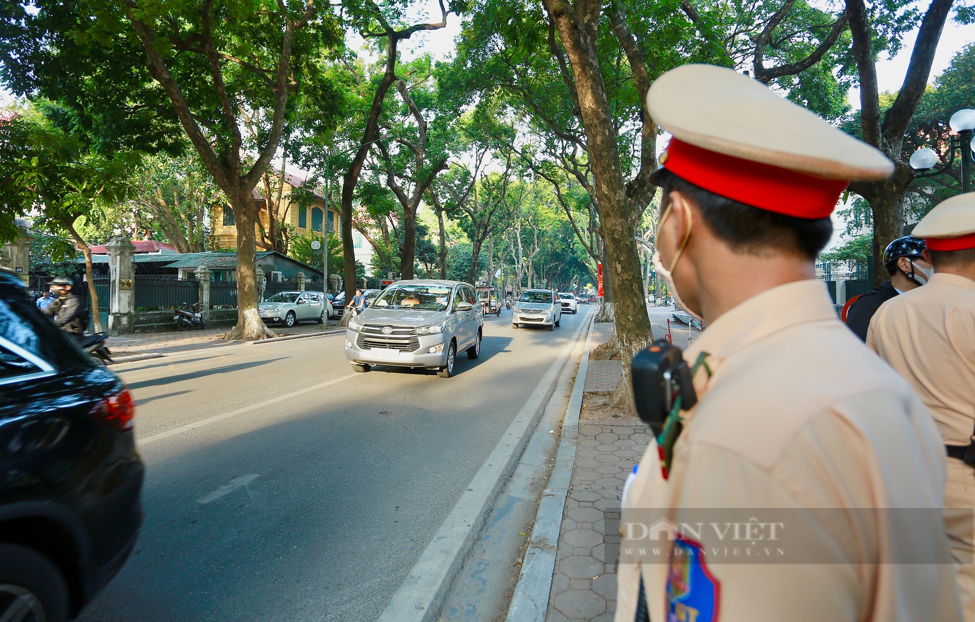 Đưa con đi học không đội mũ bảo hiểm, cả phụ huynh và học sinh bị công an Hà Nội xử phạt - Ảnh 1.