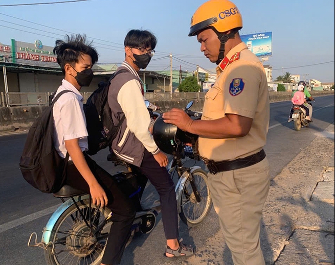 Công an tỉnh Bình Thuận mở đợt cao điểm bảo đảm trật tự, an toàn giao thông cho lứa tuổi học sinh - Ảnh 4.