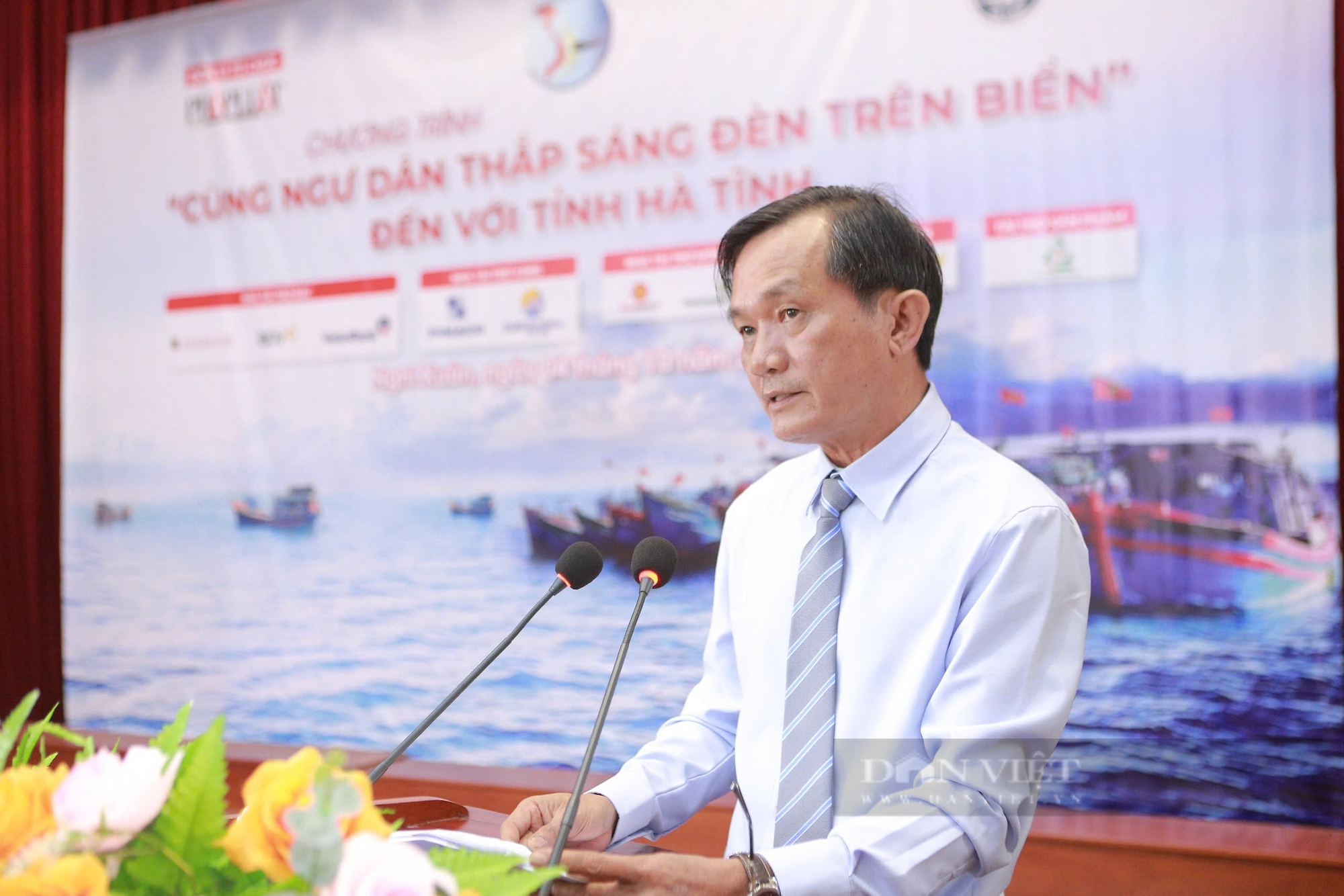 “Cùng ngư dân thắp sáng đèn trên biển”, khơi dậy tình yêu chủ quyền biển, đảo của ngư dân Hà Tĩnh- Ảnh 4.