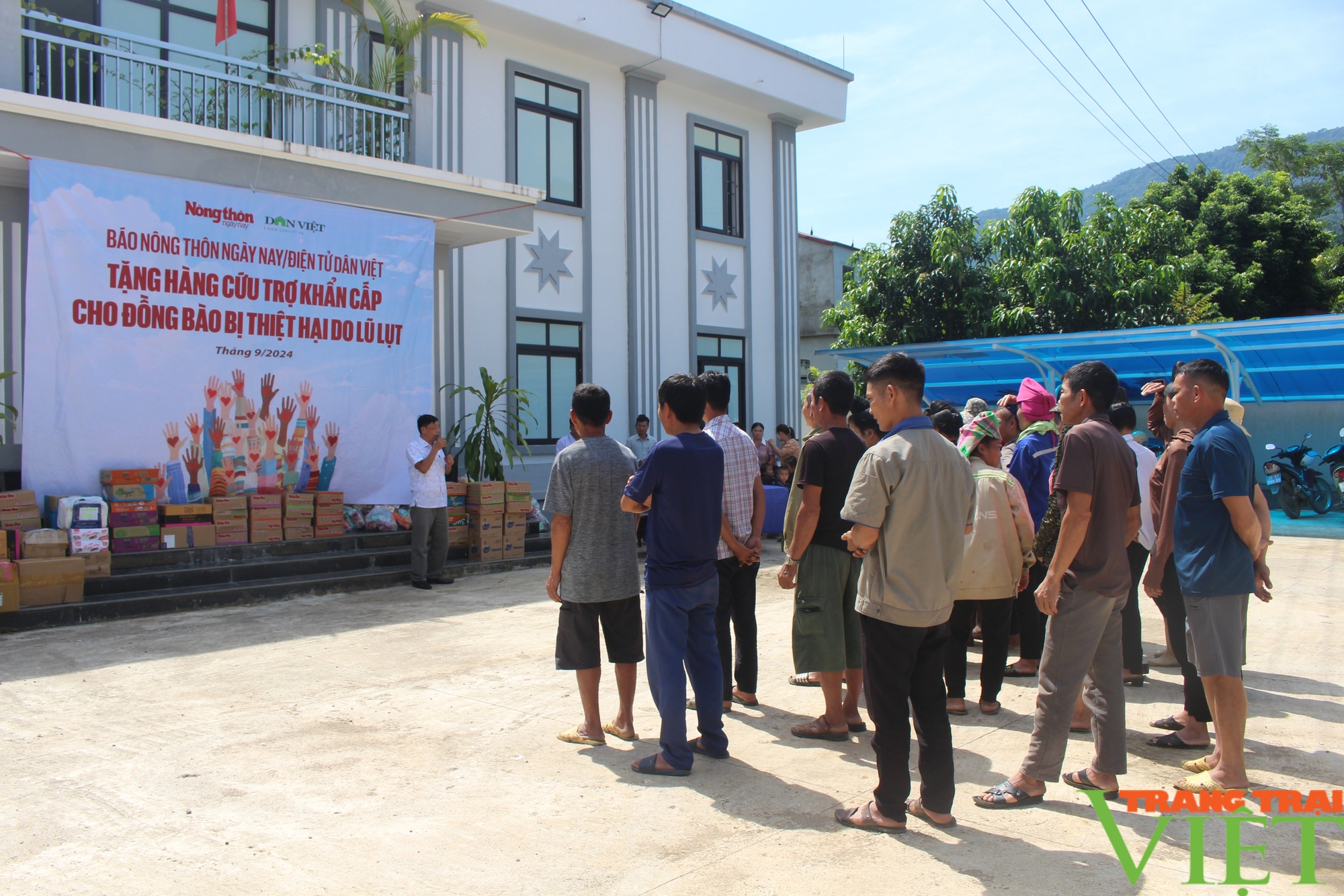 Báo Nông Thôn Ngày Nay: Trao quà hỗ trợ bà con bị thiệt hại do mưa lũ tại xã Pi Toong- Ảnh 2.