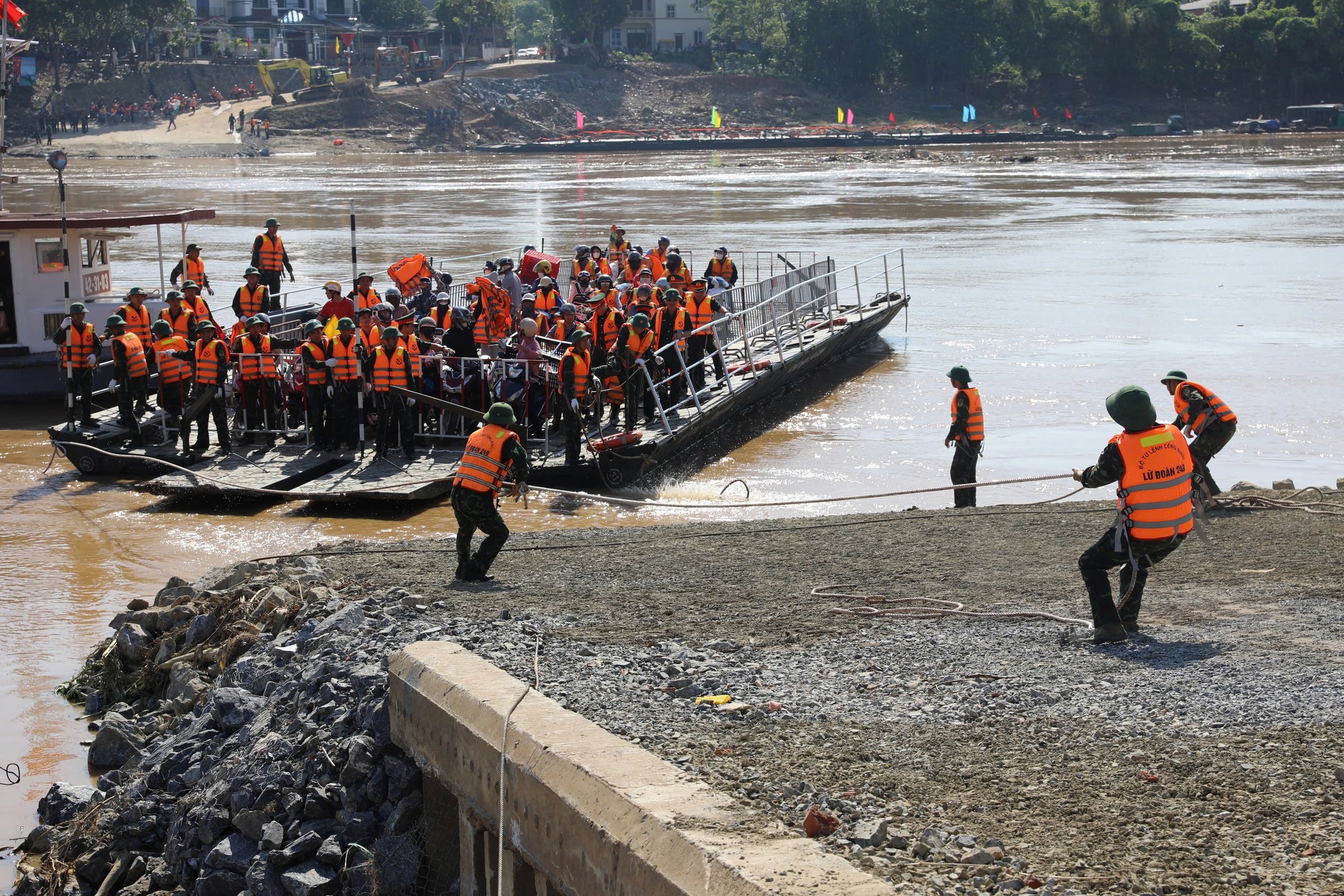 Vụ sập cầu Phong Châu: Người dân bắt đầu qua sông Hồng bằng phà cơ động của quân đội- Ảnh 1.