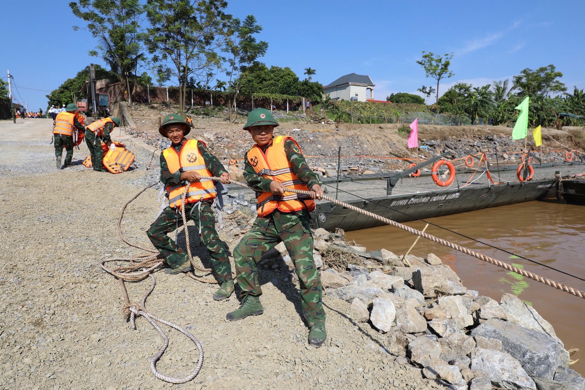 Vụ sập cầu Phong Châu: Người dân bắt đầu qua sông Hồng bằng phà cơ động của quân đội- Ảnh 4.