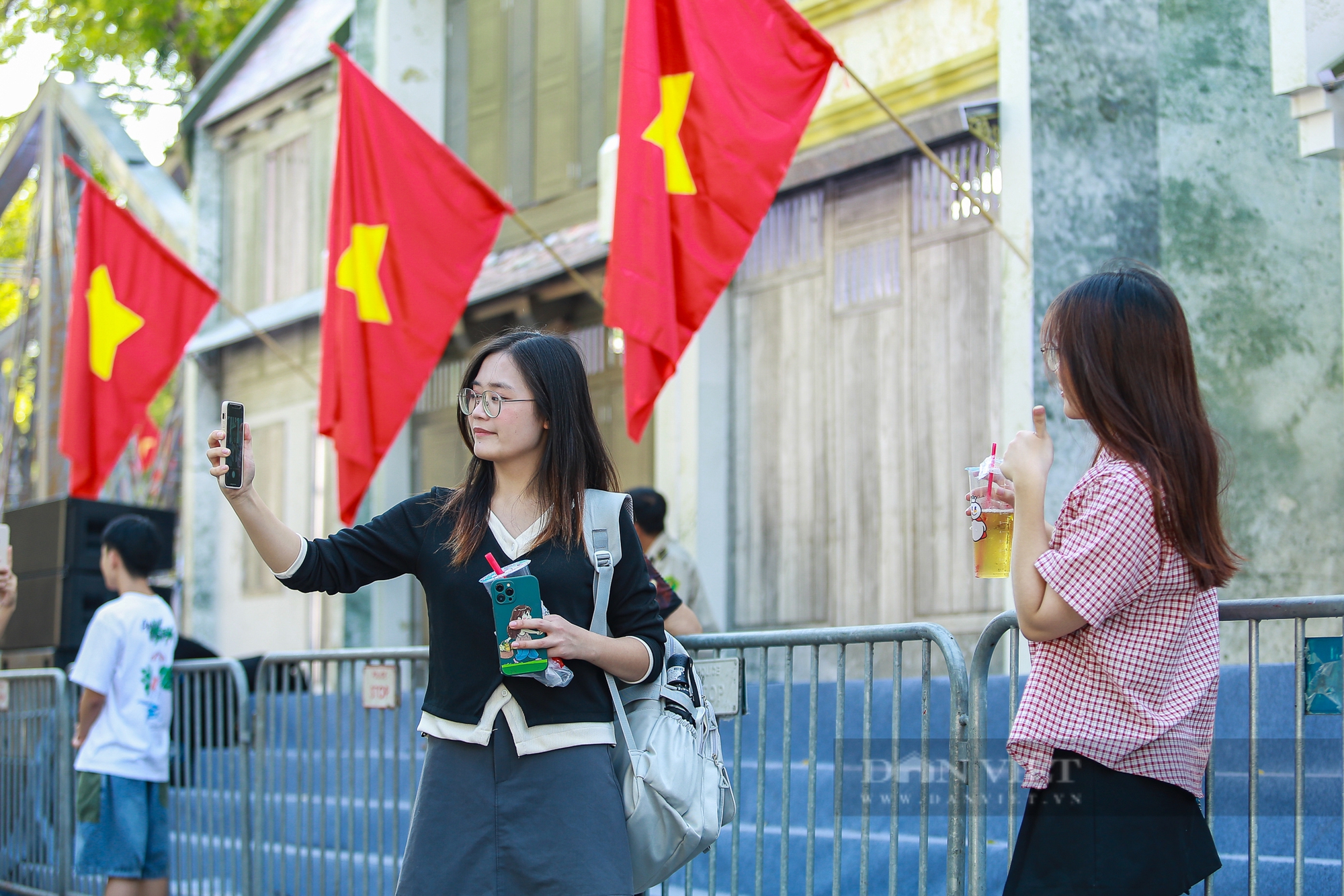 Người dân ngỡ ngàng trước vẻ đẹp Hà Nội xưa qua những mô hình được phục dựng độc đáo bên hồ Gươm - Ảnh 8.