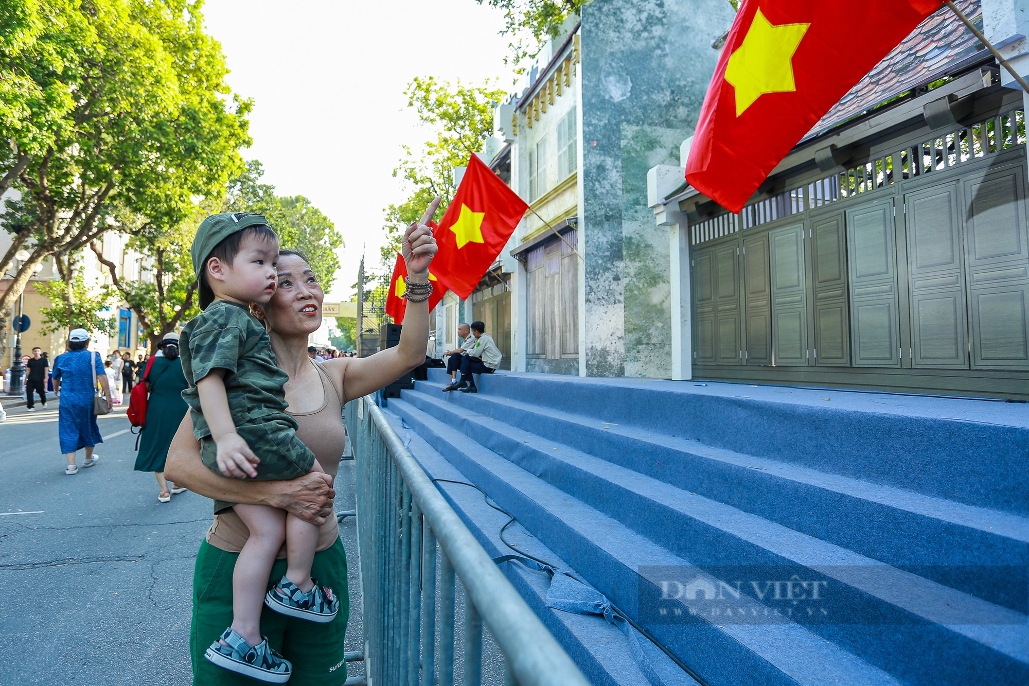 Người dân ngỡ ngàng trước vẻ đẹp Hà Nội xưa qua những mô hình được phục dựng độc đáo bên hồ Gươm - Ảnh 11.