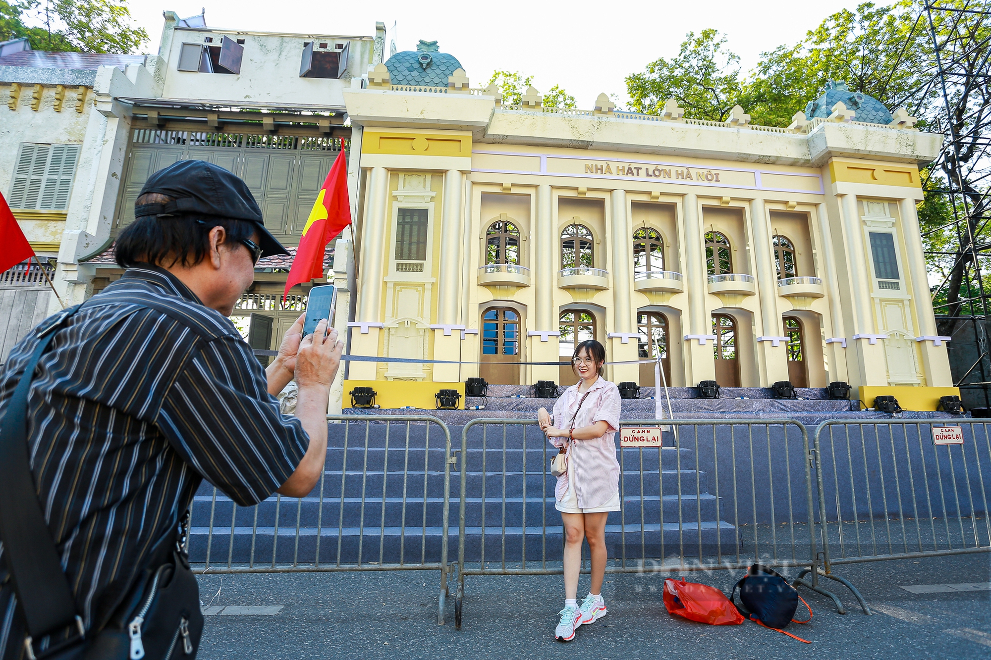 Người dân ngỡ ngàng trước vẻ đẹp Hà Nội xưa qua những mô hình được phục dựng độc đáo bên hồ Gươm - Ảnh 9.