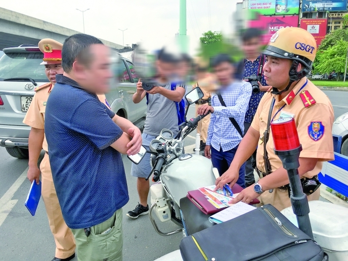 Người dân được quyền quan sát trực tiếp cảnh sát giao thông làm nhiệm vụ - Ảnh 1.