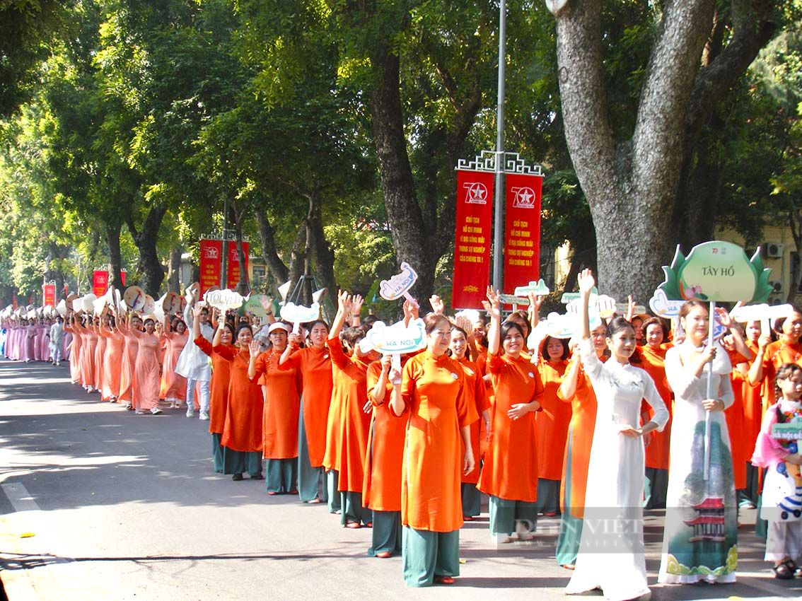 Nữ sinh Hà Thành đẹp như trăng rằm trong tà áo dài tại Carnaval áo dài du lịch Hà Nội 2024  - Ảnh 10.