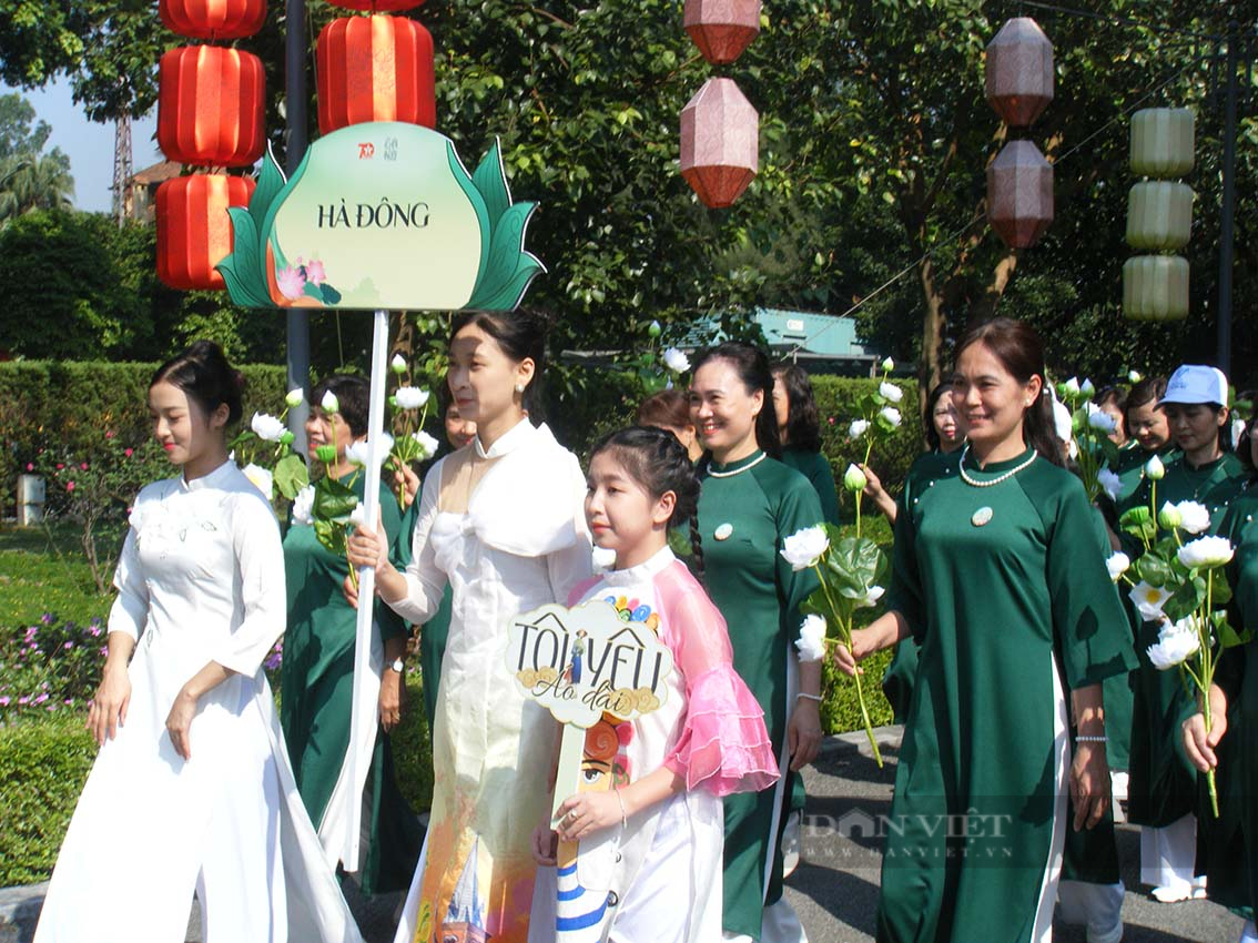 Nữ sinh Hà Thành đẹp như trăng rằm trong tà áo dài tại Carnaval áo dài du lịch Hà Nội 2024  - Ảnh 7.