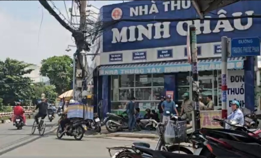 TIN NÓNG 24 GIỜ QUA: Nằm gục chết bất thường trước tiệm thuốc; côn đồ chém công an trọng thương - Ảnh 1.