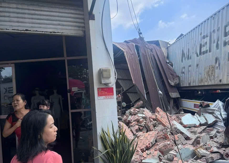 TP.HCM: Container tông vào con lươn, lao vào nhà dân, tài xế chết tại chỗ - Ảnh 2.