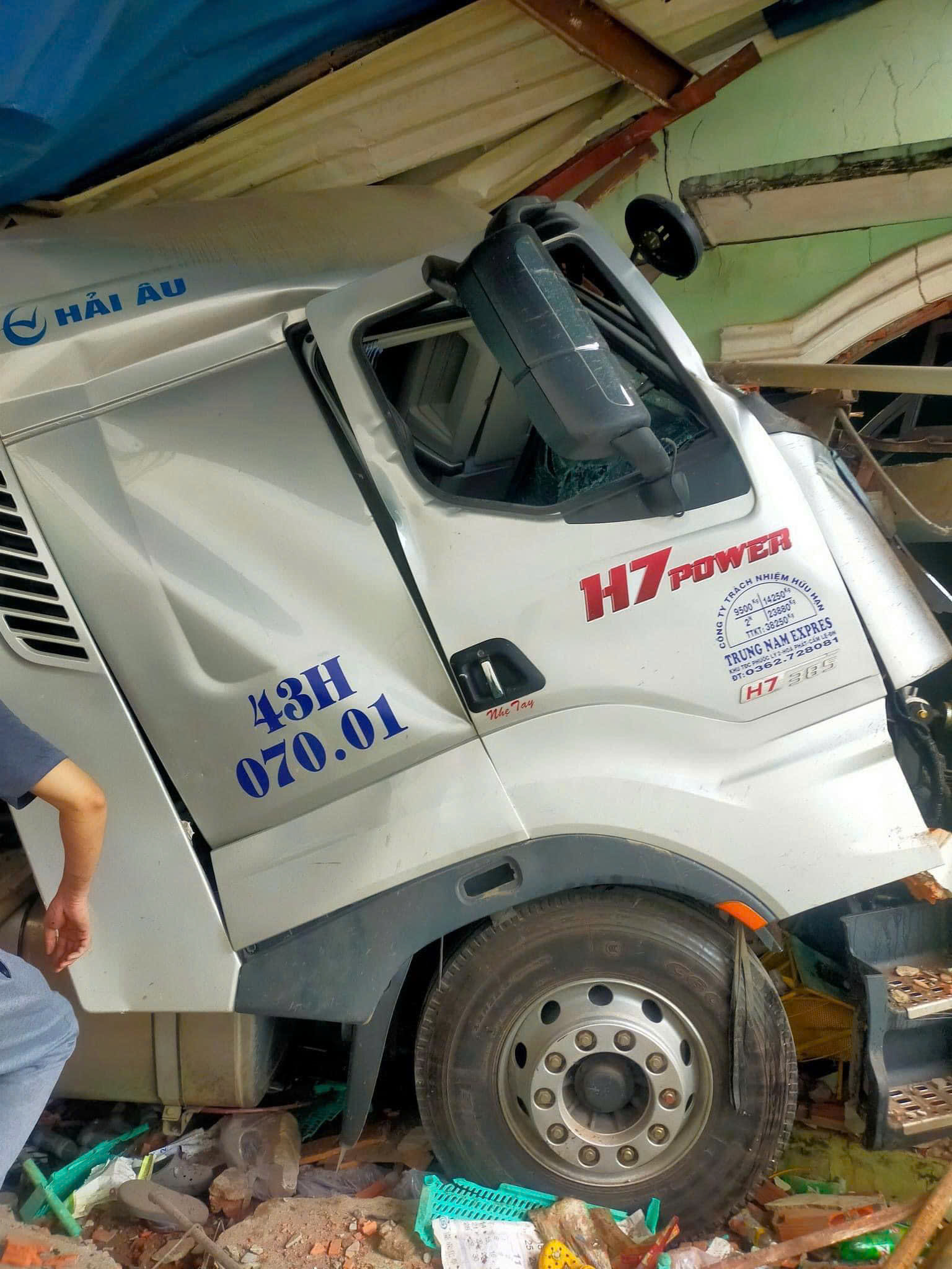 TP.HCM: Container tông vào con lươn, lao vào nhà dân, tài xế chết tại chỗ - Ảnh 1.