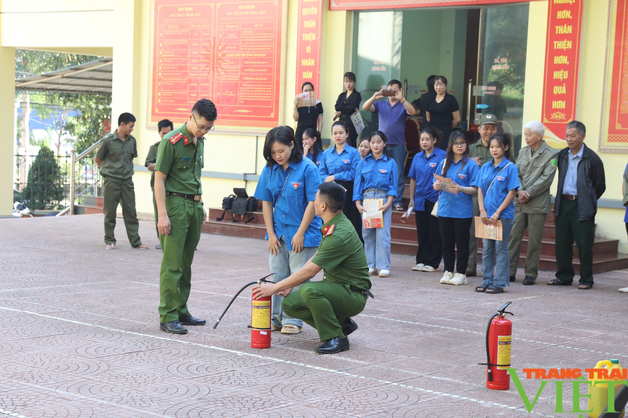 Hàng nghìn người tham gia trải nghiệm thực hành PCCC và CNCH tại Sơn La - Ảnh 3.