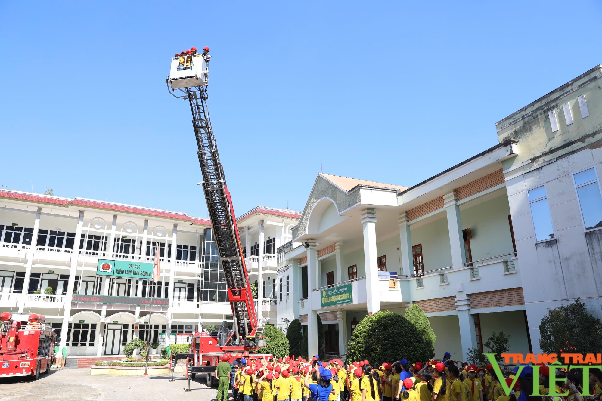 Hàng nghìn người tham gia trải nghiệm thực hành PCCC và CNCH tại Sơn La - Ảnh 7.