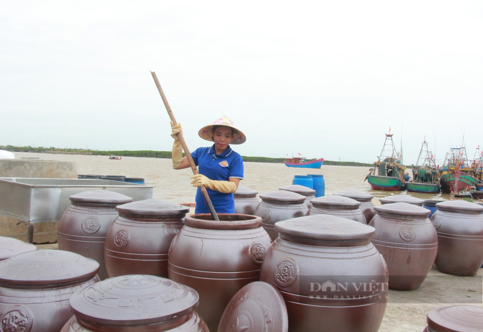 Sản xuất thứ nước chấm đặc sản "quốc hồn, quốc túy", dân vùng biển ở Nam Định không phải lo đầu ra - Ảnh 1.