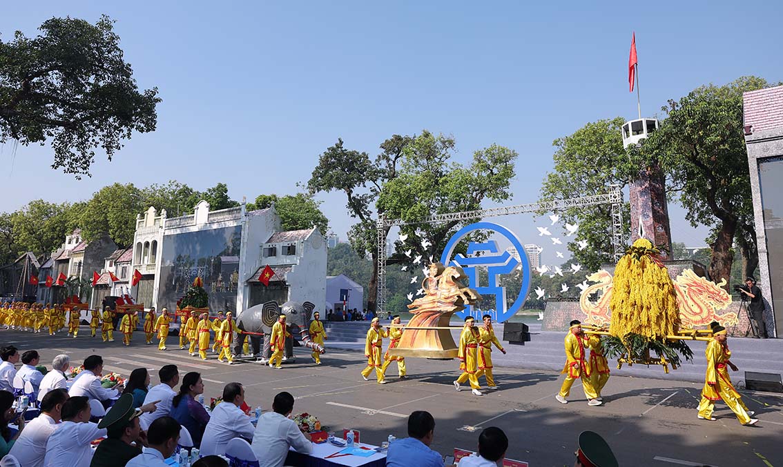 "Ngày hội văn hóa vì hòa bình": Xúc động với màn tái hiện lịch sử Hà Nội- Ảnh 7.