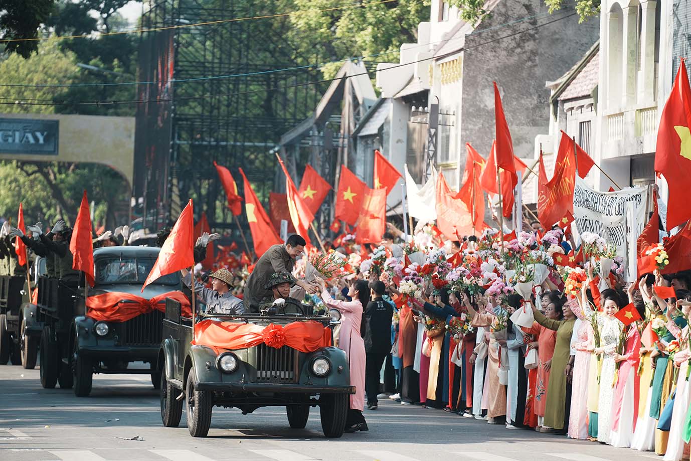 "Ngày hội văn hóa vì hòa bình": Xúc động với màn tái hiện lịch sử Hà Nội- Ảnh 2.