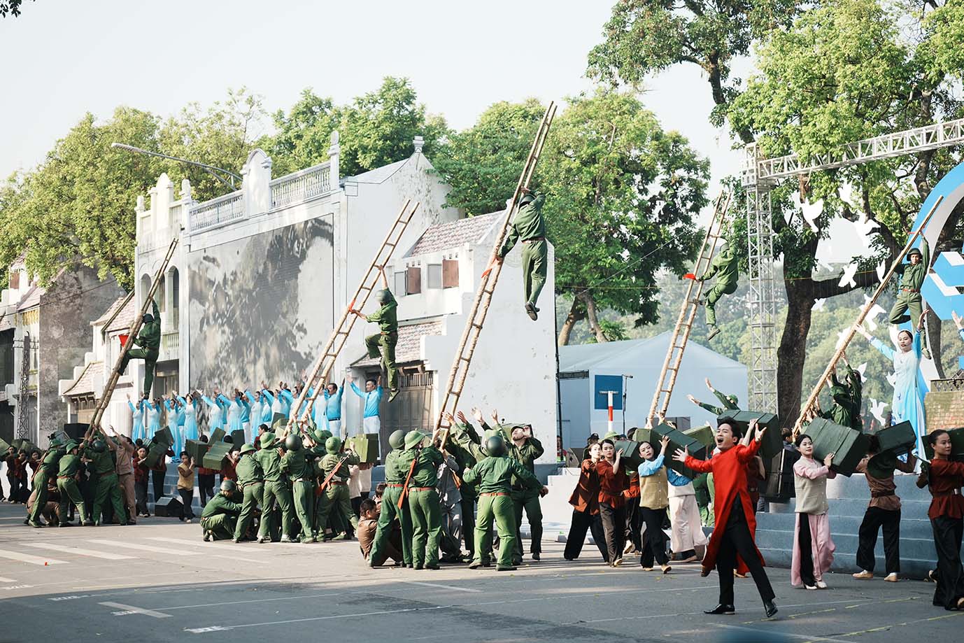 "Ngày hội văn hóa vì hòa bình": Xúc động với màn tái hiện lịch sử Hà Nội- Ảnh 4.