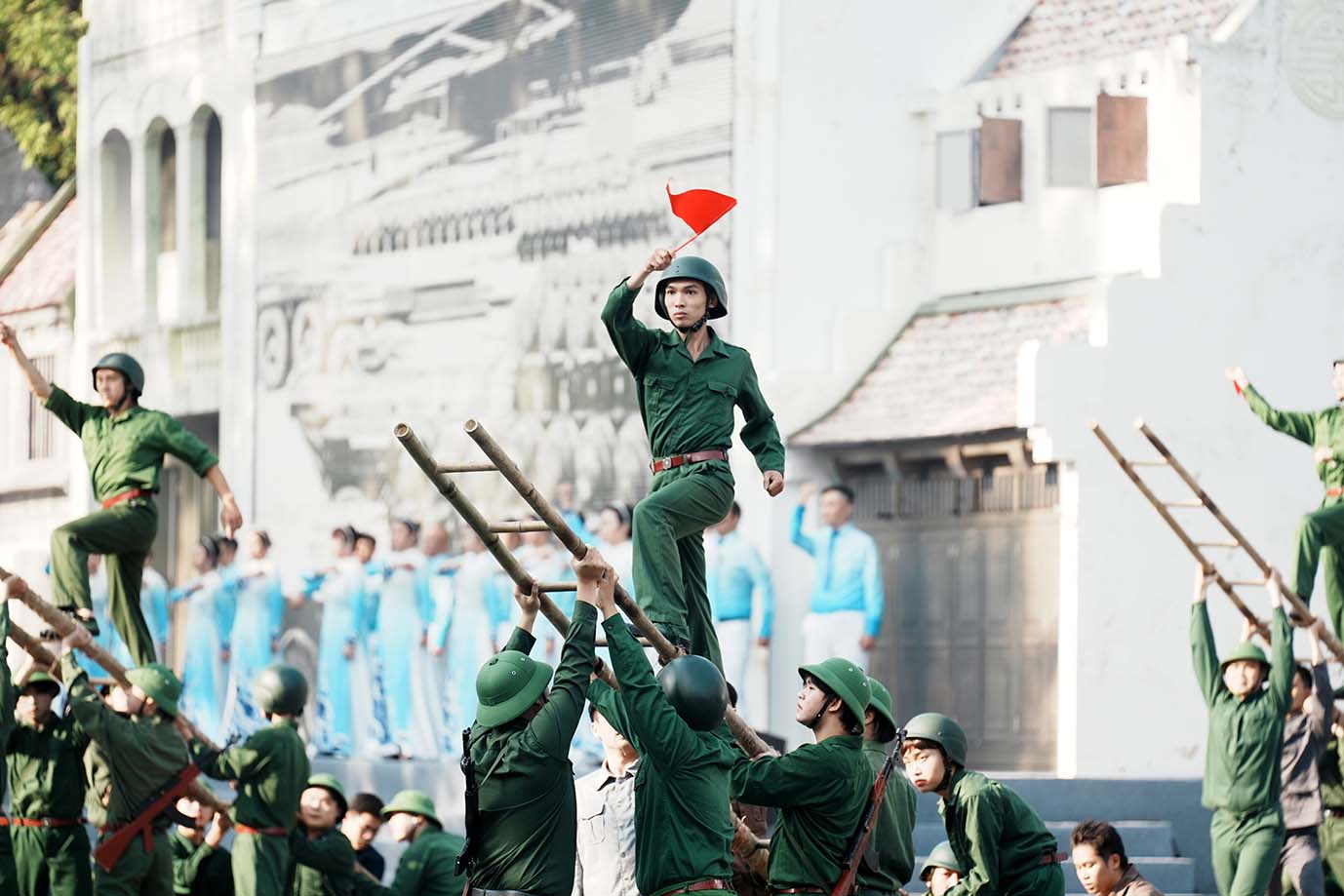 "Ngày hội văn hóa vì hòa bình": Xúc động với màn tái hiện lịch sử Hà Nội- Ảnh 5.