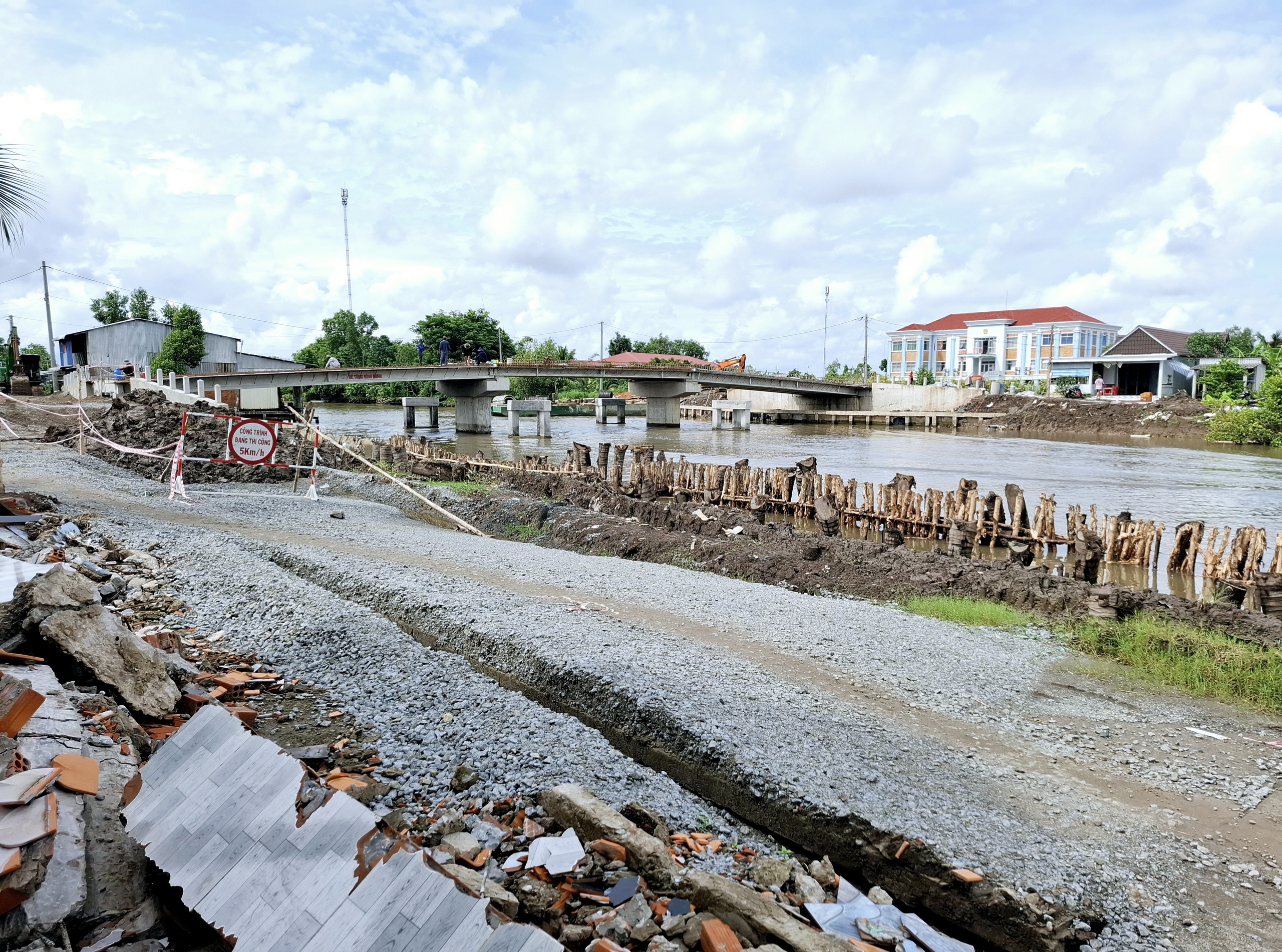 Cà Mau: Cầu 15 tỷ đồng, thi công phía trước, sạt lở phía sau- Ảnh 1.