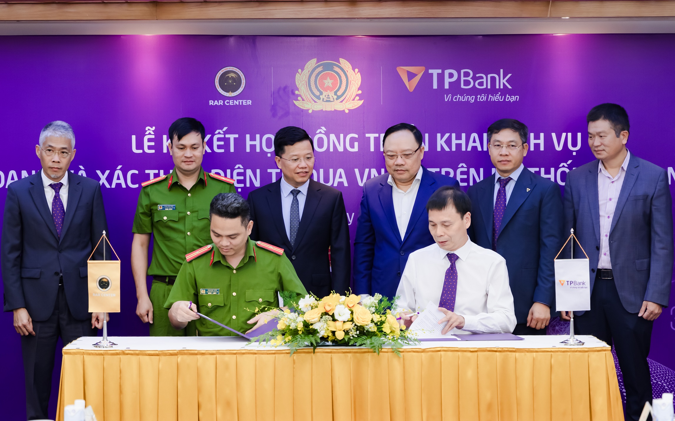 TPBank và Trung tâm RAR - Bộ Công An ký kết Hợp đồng dịch vụ Định danh qua VneID trên App TPBank- Ảnh 1.