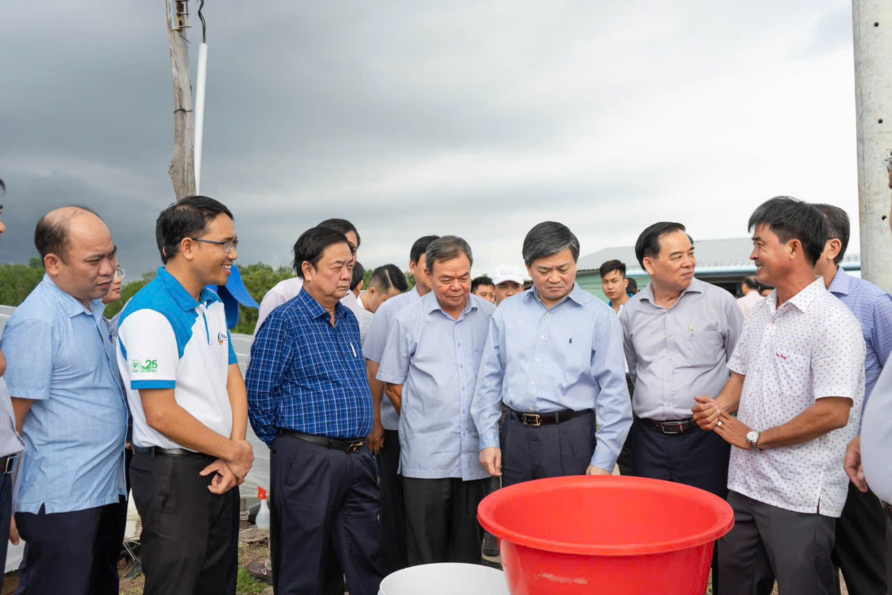 Nông dân Việt Nam xuất sắc năm 2024 có lợi nhuận cao nhất là tỷ phú nuôi tôm công nghệ cao ở Bến Tre - Ảnh 2.