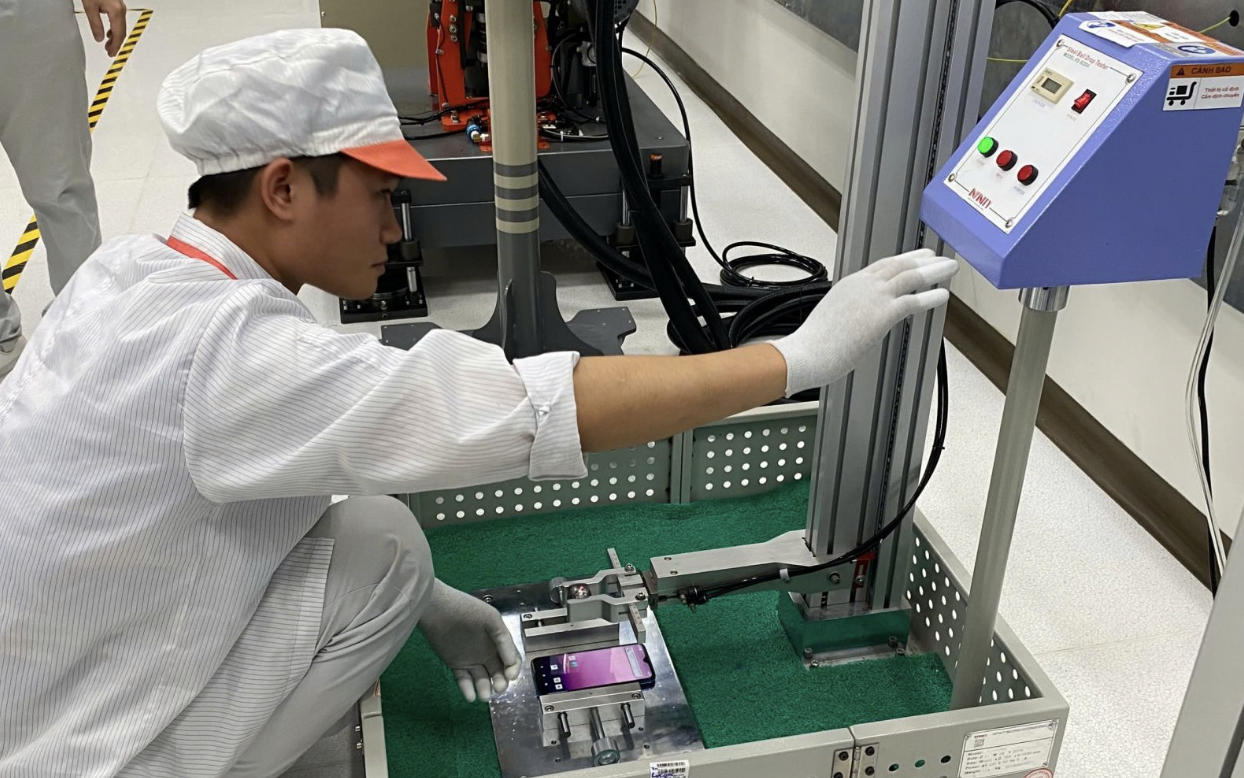 Đầu năm, đua săn điện thoại xịn, các nhà bán lẻ giao hàng mỏi tay- Ảnh 2.
