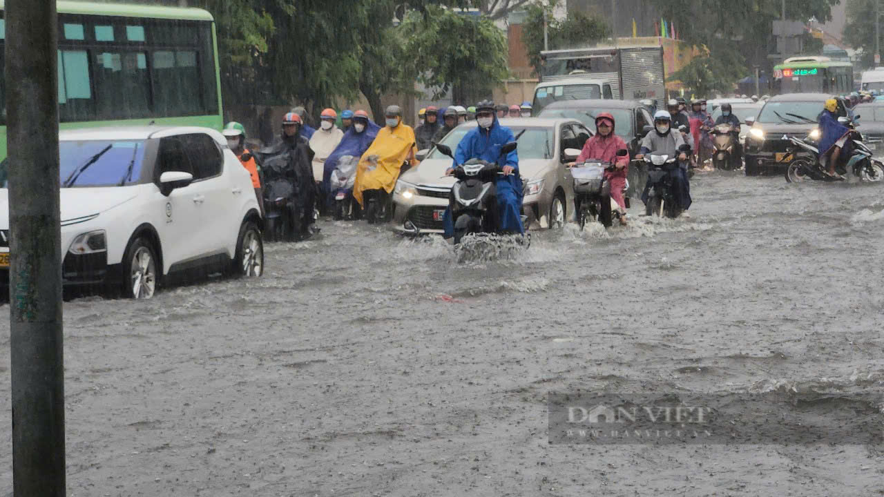 Mưa lớn kéo dài, nhiều tuyến phố trung tâm TP.HCM biến thành sông- Ảnh 4.