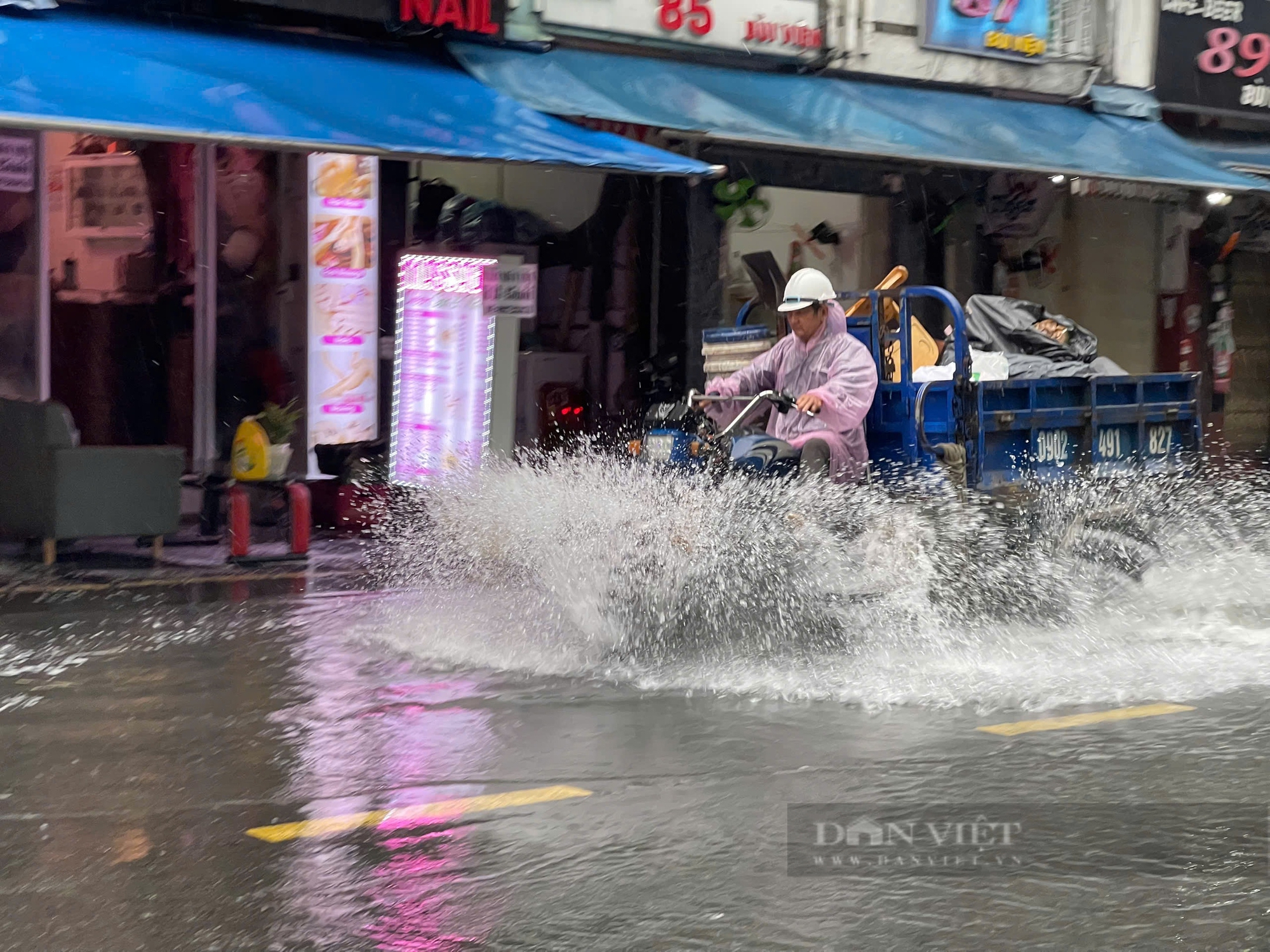 Mưa lớn kéo dài, nhiều tuyến phố trung tâm TP.HCM biến thành sông- Ảnh 3.