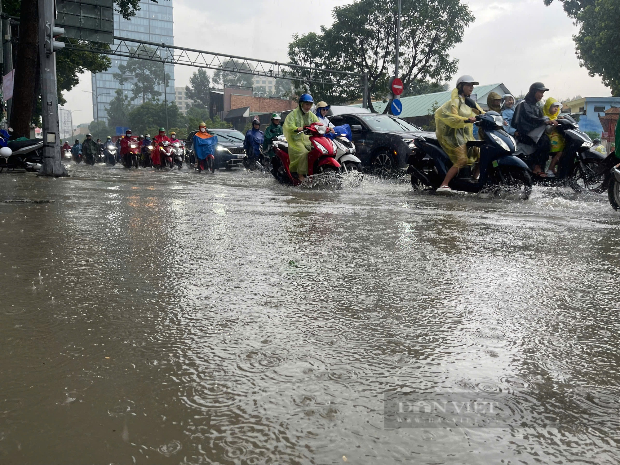 Mưa lớn kéo dài, nhiều tuyến phố trung tâm TP.HCM biến thành sông- Ảnh 1.