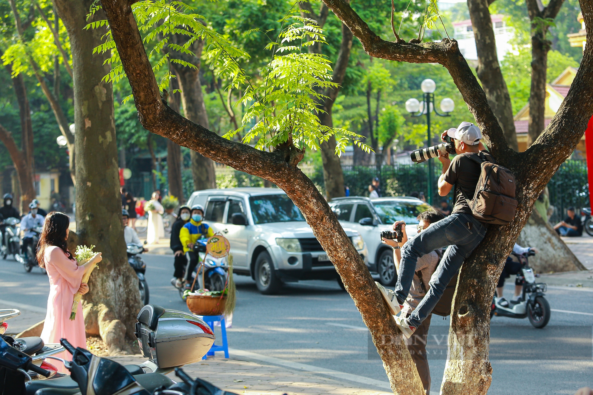 Bất chấp nguy hiểm, nhiều người dân tràn xuống lòng đường Phan Đình Phùng để chụp ảnh - Ảnh 10.