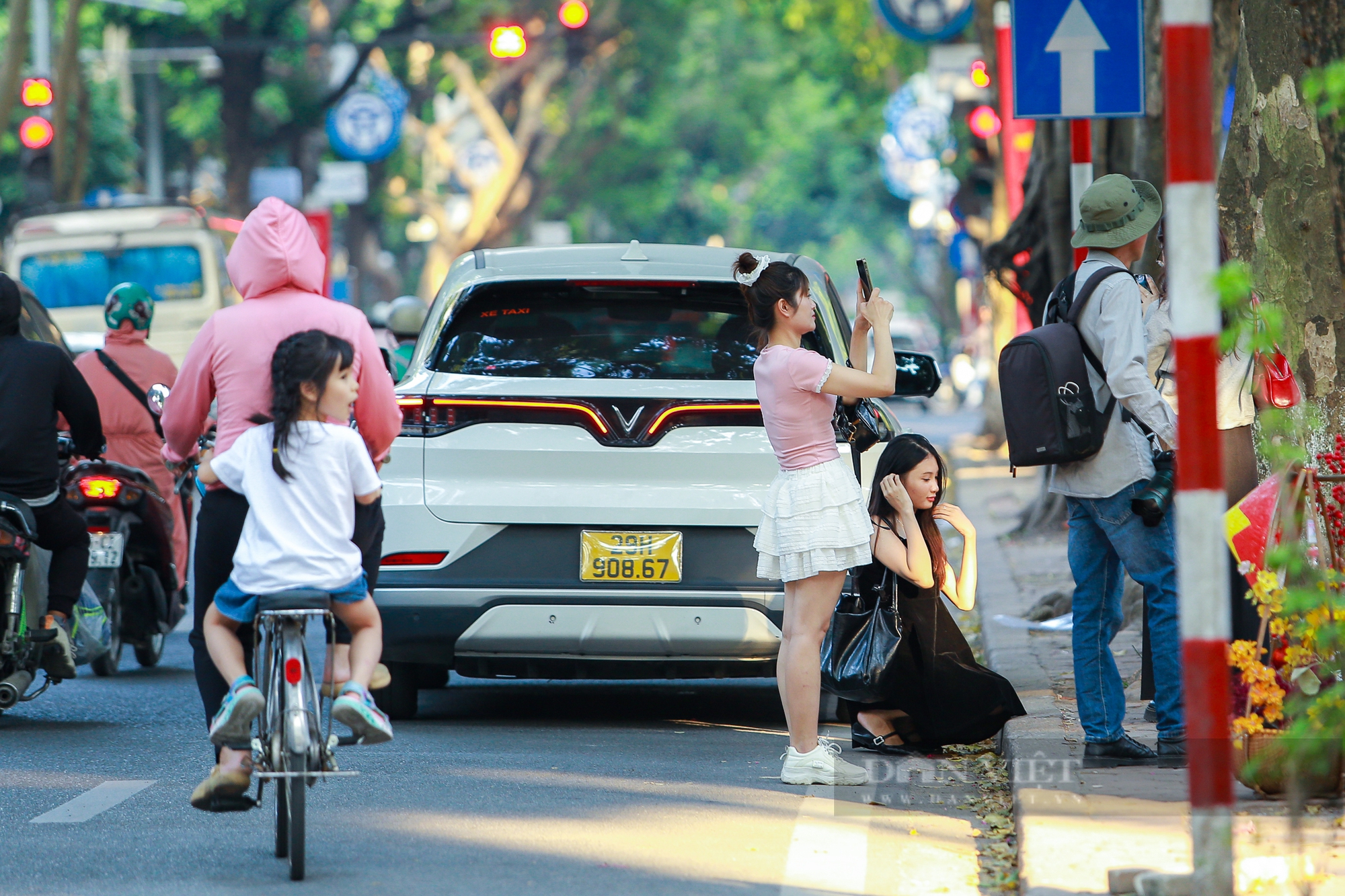 Bất chấp nguy hiểm, nhiều người dân tràn xuống lòng đường Phan Đình Phùng để chụp ảnh - Ảnh 7.