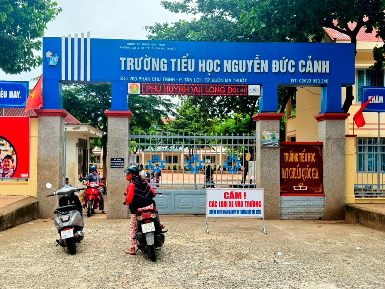 Hai trường học ở Buôn Ma Thuột phải đóng cửa vì mùi hôi lạ, giáo viên nhập viện - Ảnh 1.