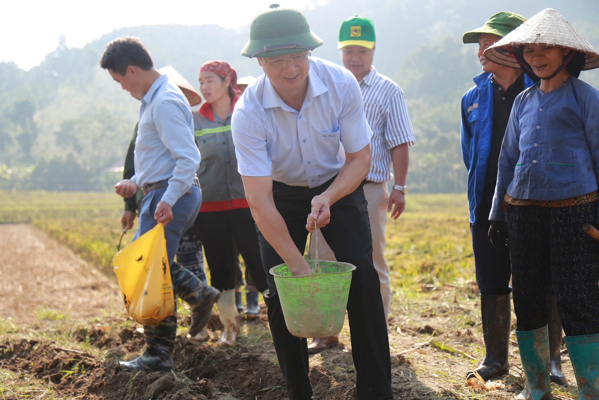 Tiếp sức cho bà con vùng lũ Lào Cai khôi phục sản xuất- Ảnh 5.