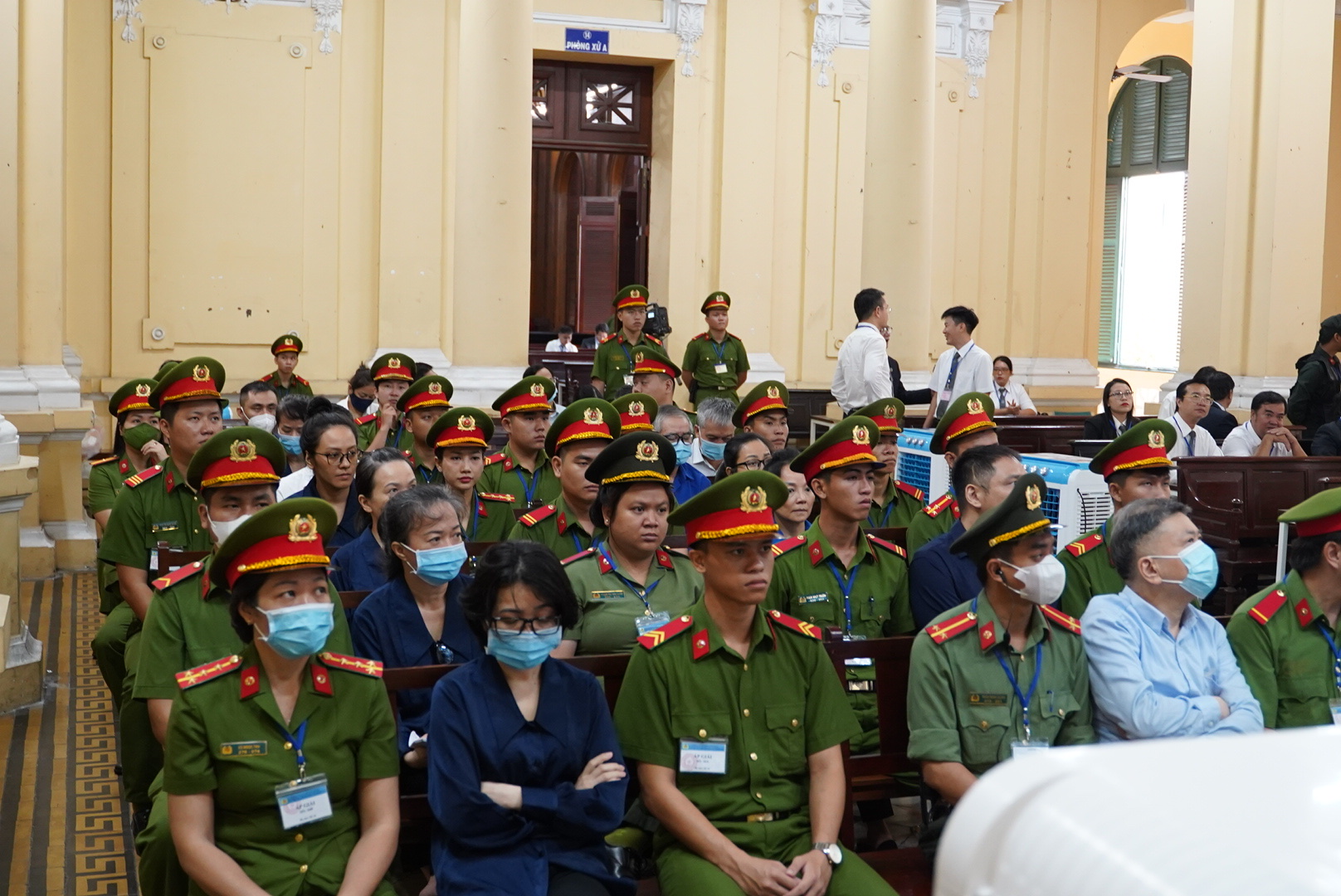 Luật sư của em họ bà Trương Mỹ Lan nói "thân chủ của mình hoàn toàn tin tưởng tuyệt đối vào chị gái" - Ảnh 2.