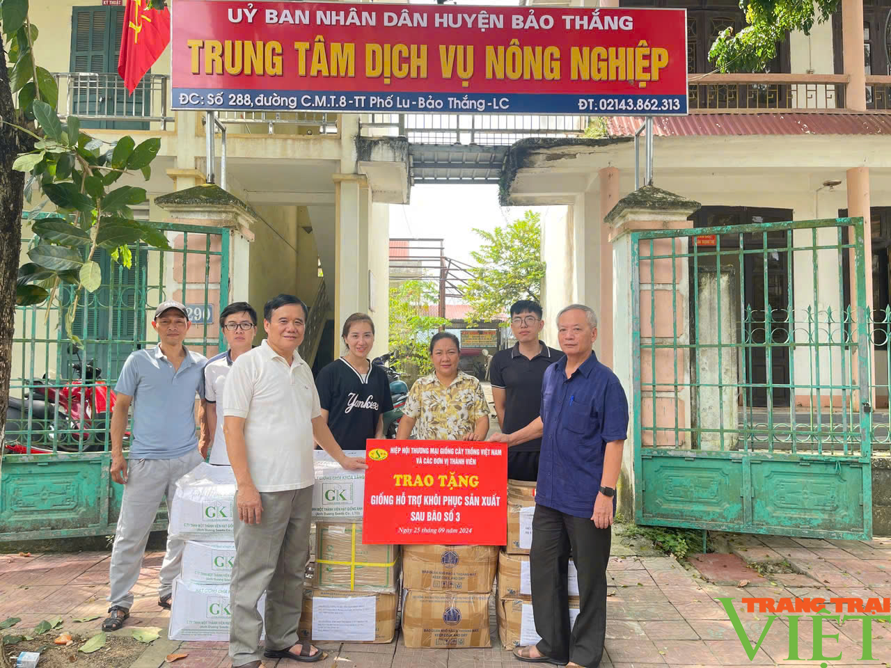 Cấp phát hơn 500kg hạt giống rau hỗ trợ nông dân Lào Cai khôi phục sản xuất - Ảnh 1.