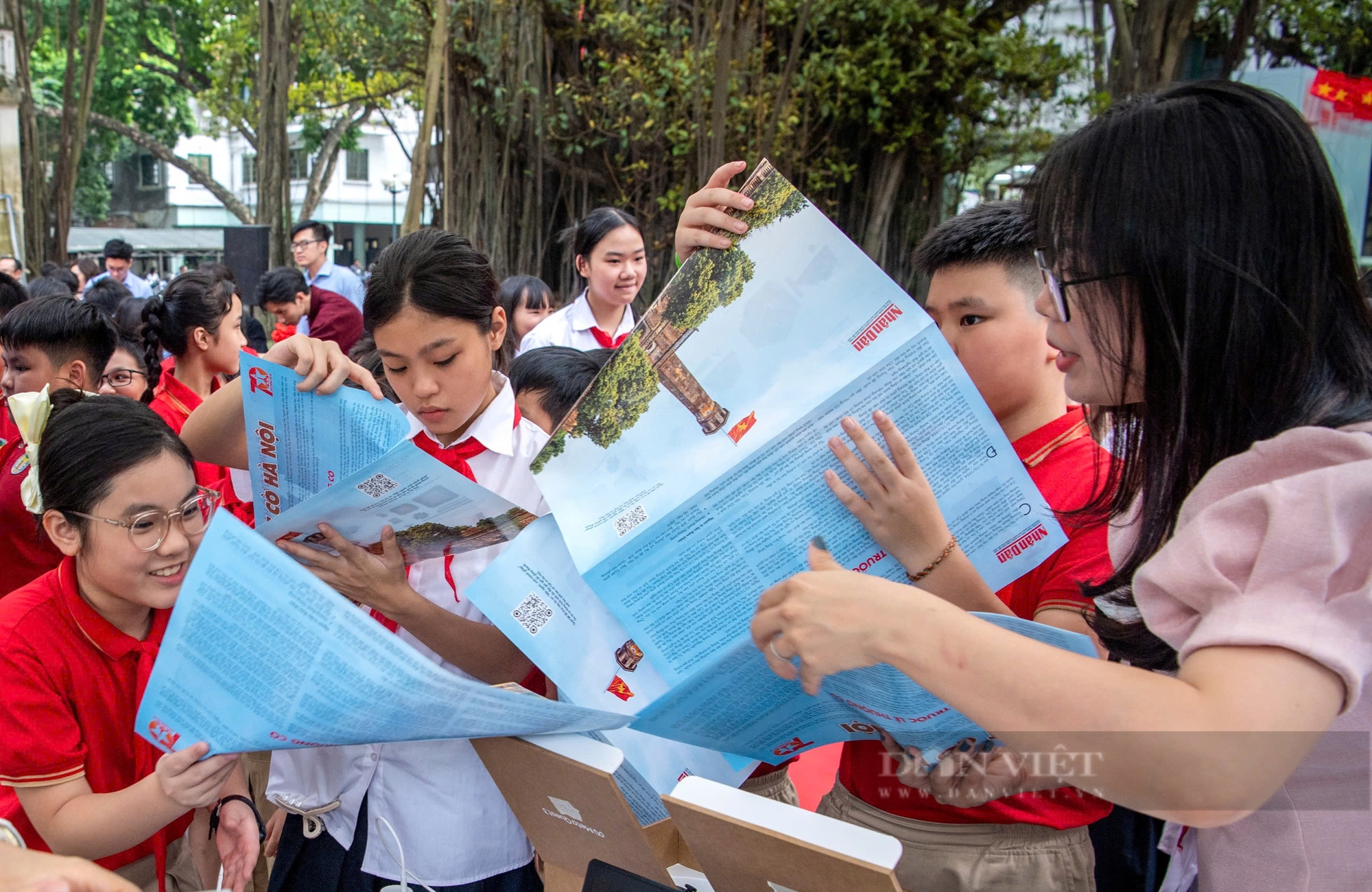 Lãnh đạo Hà Nội trải nghiệm tương tác Cột cờ Hà Nội- Ảnh 8.