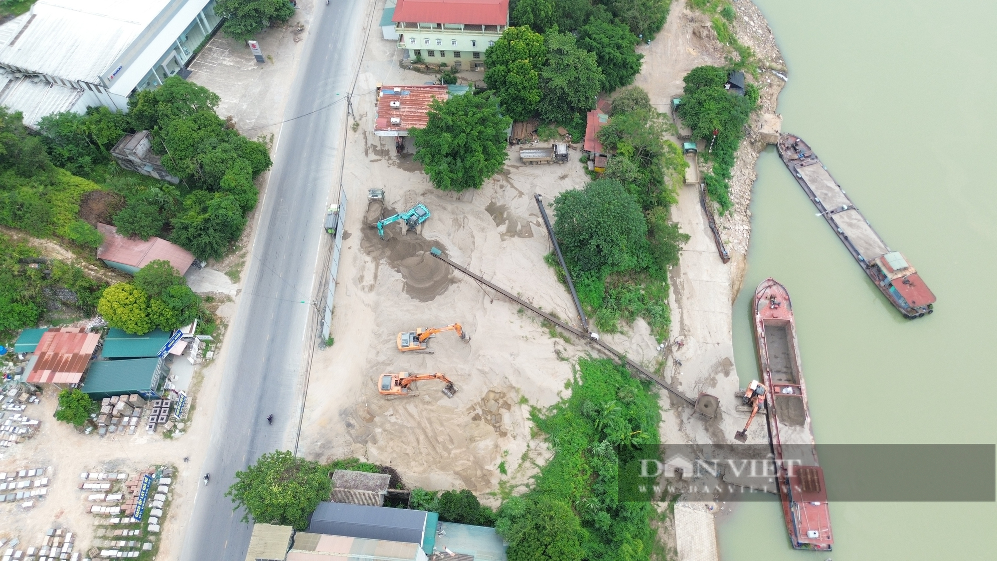 Bãi tập kết cát ở TP Hòa Bình dựng hàng rào tôn trái phép trong phạm vi đất dành cho đường bộ- Ảnh 1.