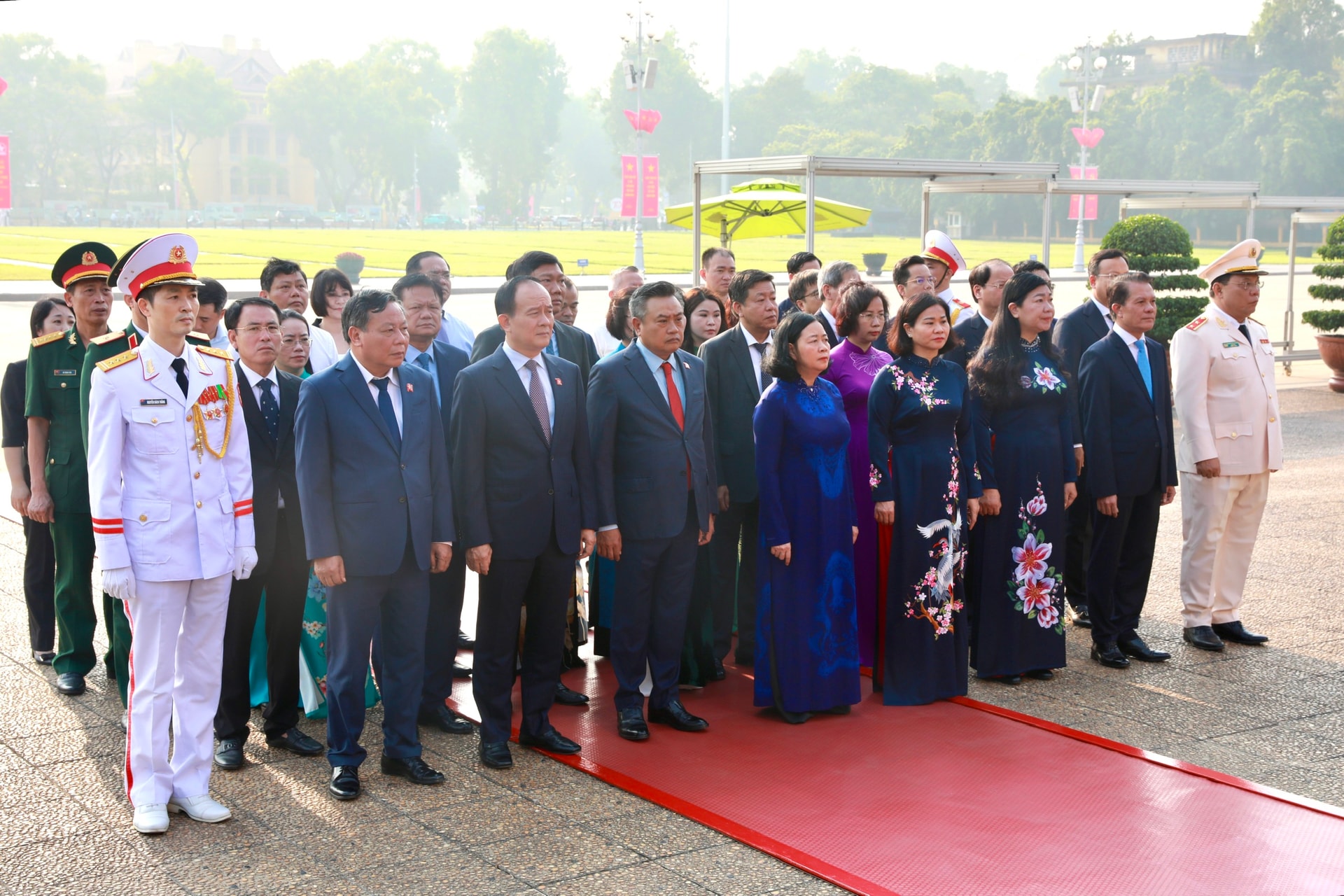 Lãnh đạo thành phố Hà Nội tưởng niệm Chủ tịch Hồ Chí Minh và các Anh hùng liệt sĩ - Ảnh 3.