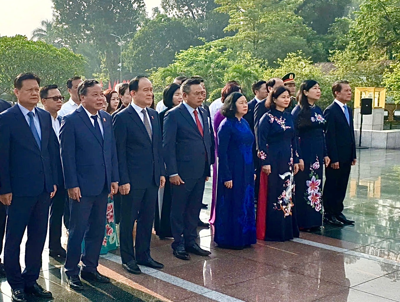 Lãnh đạo thành phố Hà Nội tưởng niệm Chủ tịch Hồ Chí Minh và các Anh hùng liệt sĩ - Ảnh 4.