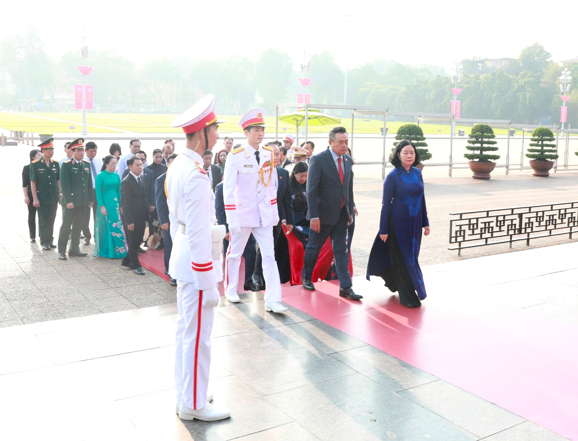 Lãnh đạo thành phố Hà Nội tưởng niệm Chủ tịch Hồ Chí Minh và các Anh hùng liệt sĩ - Ảnh 2.