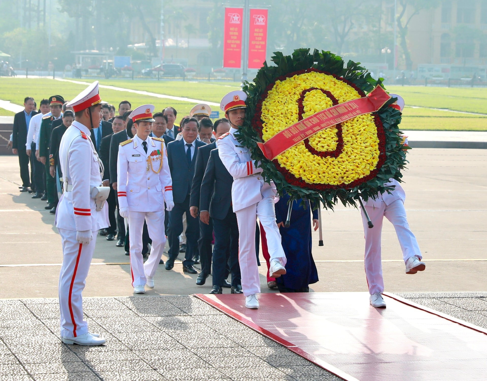 Lãnh đạo thành phố Hà Nội tưởng niệm Chủ tịch Hồ Chí Minh và các Anh hùng liệt sĩ - Ảnh 1.