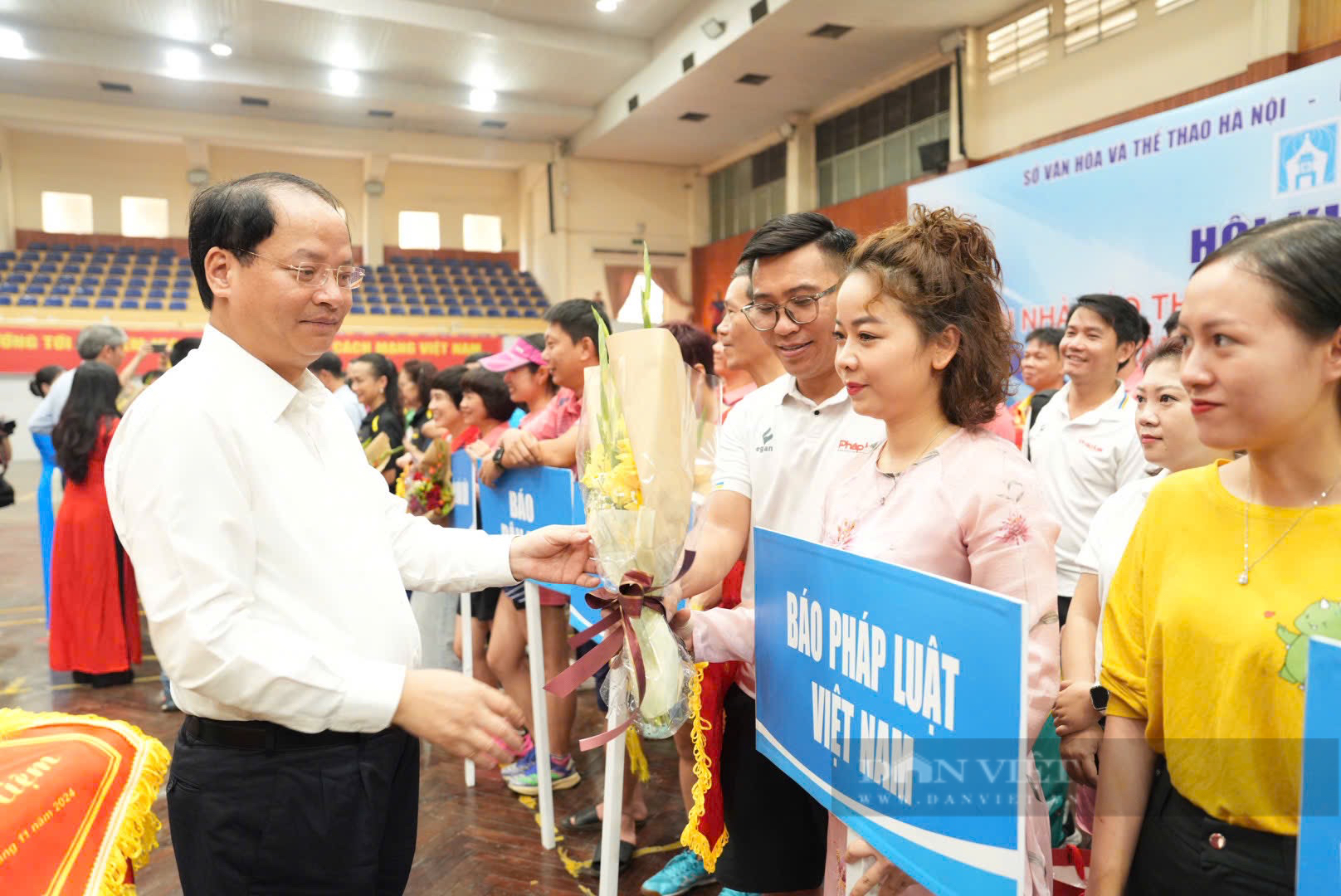 Hàng trăm phóng viên, nhà báo cầm vợt chơi cầu lông, bóng bàn… tại Hội khỏe Hội Nhà báo TP.Hà Nội- Ảnh 3.