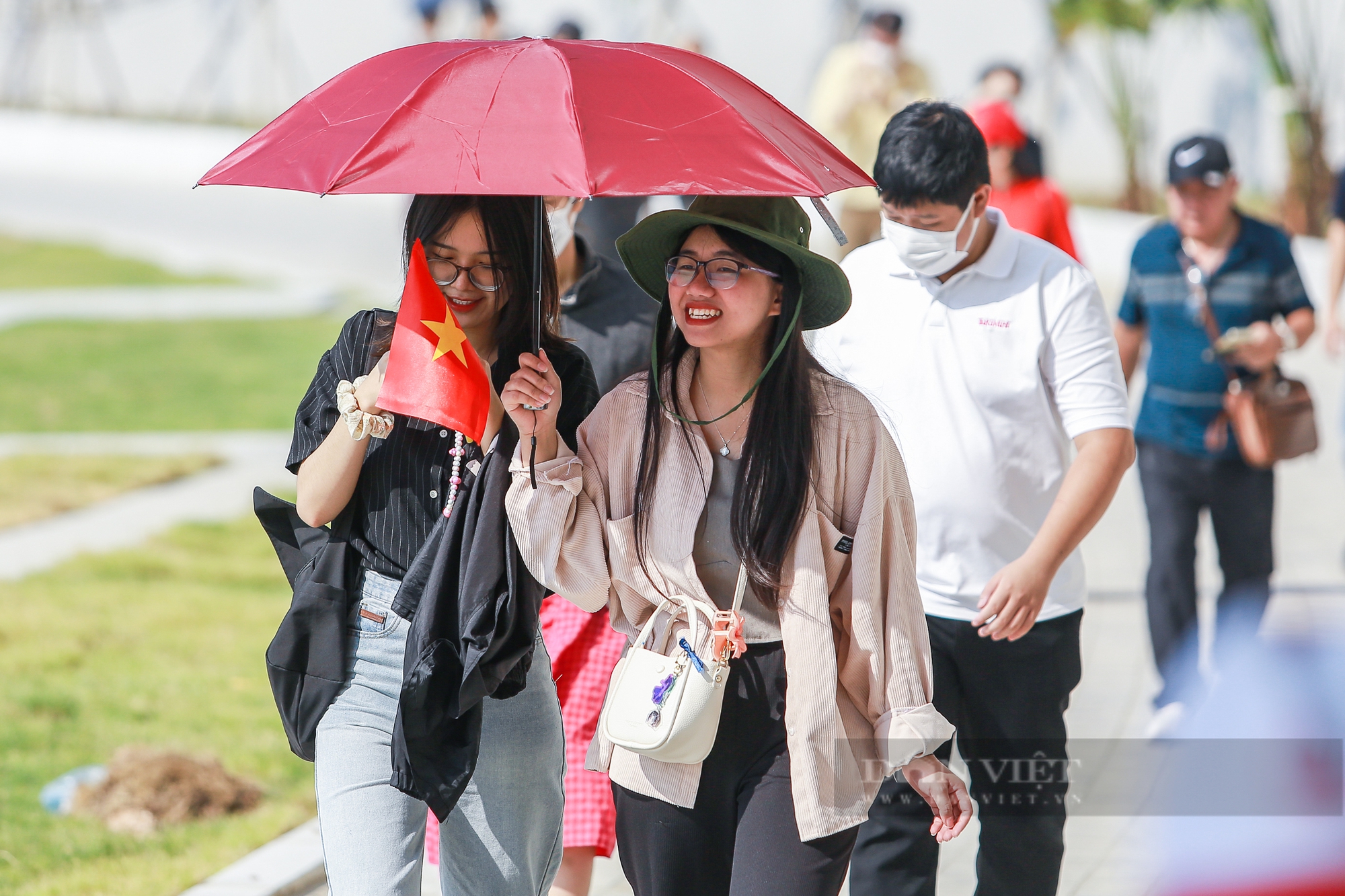 Người dân hào hứng khi tận mắt thấy hiện vật lịch sử tại Bảo tàng Lịch sử Quân sự Việt Nam- Ảnh 23.