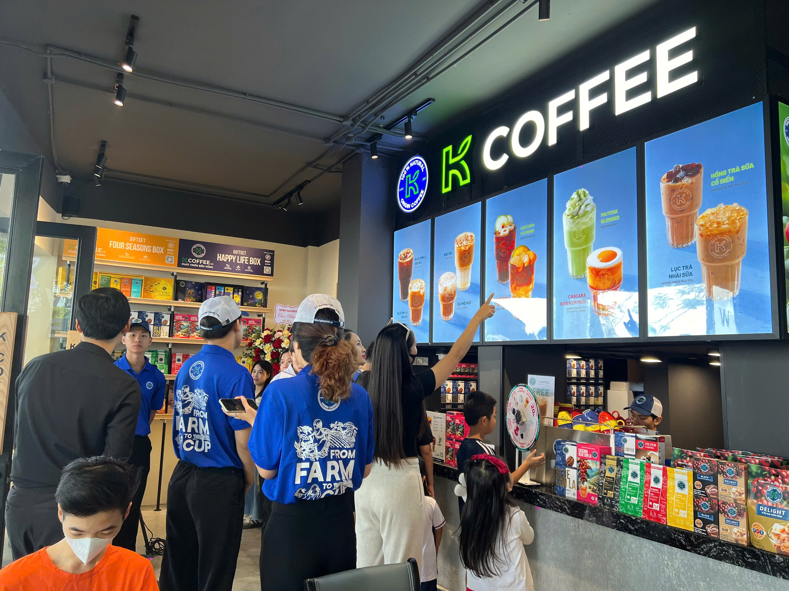 K Coffee Phúc Sinh khai trương cửa hàng đầu tiên tại Hà Nội, ai đi qua cũng trầm trồ vì màu hồng độc, lạ - Ảnh 2.