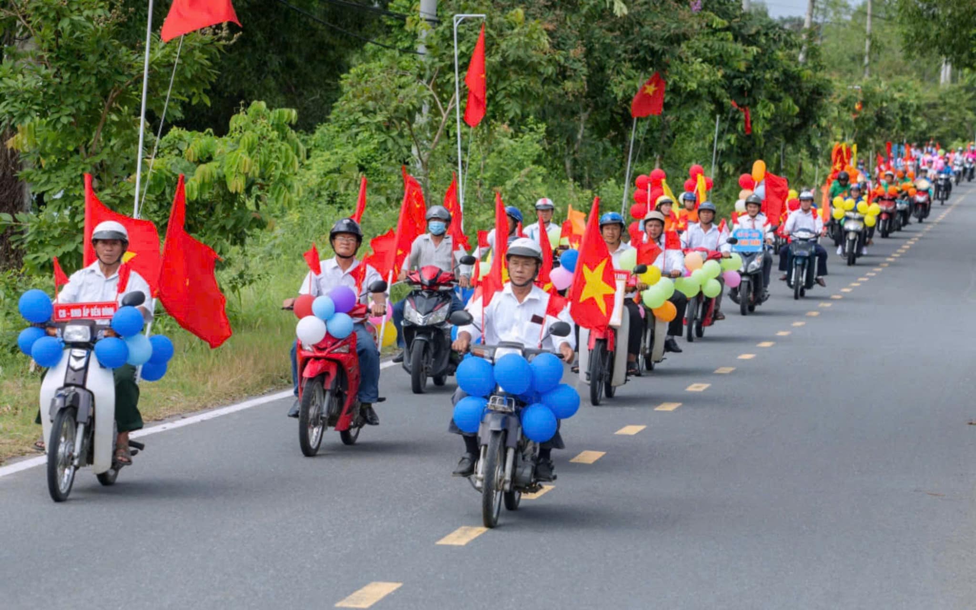 Nông dân lắp đèn chiếu sáng, góp sức xây dựng nông thôn mới tại TP.HCM- Ảnh 2.