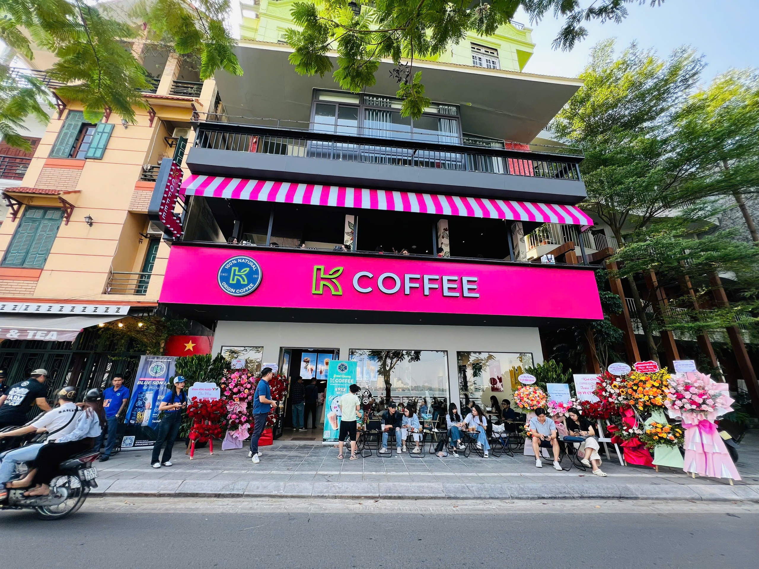 K Coffee Phúc Sinh khai trương cửa hàng đầu tiên tại Hà Nội, ai đi qua cũng trầm trồ vì màu hồng độc, lạ - Ảnh 1.