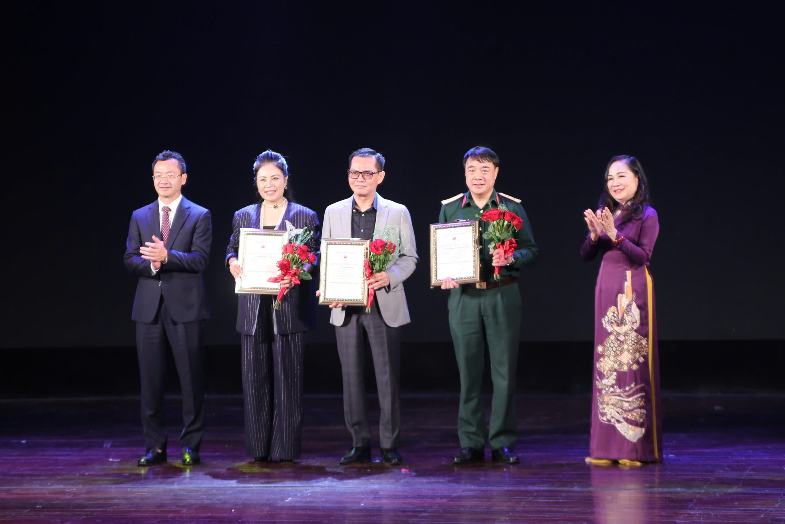 Ngọc Quỳnh, Thùy Dương, Chí Huy đoạt Huy chương Vàng tại Liên hoan Sân khấu Hà Nội  - Ảnh 1.